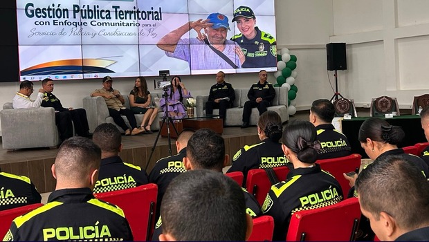 Conversatorio institucional sobre Gesti&oacute;n P&uacute;blica Territorial con enfoque comunitario, desarrollado en un auditorio con participaci&oacute;n de la Polic&iacute;a Nacional y actores sociales.
