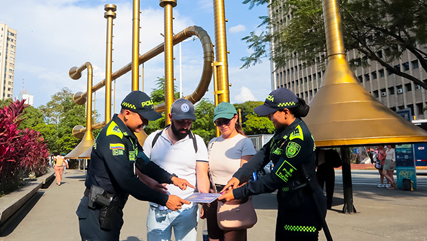 policias y turistas en la plazoleta jairo varela