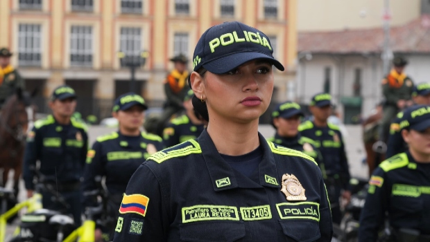 Formaci&oacute;n de polic&iacute;as en la Plaza de Bol&iacute;var 