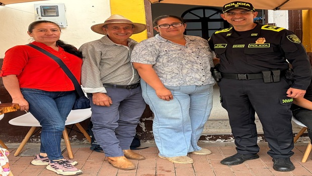 Cr. &Oacute;scar Mojica junto con boyacenses.