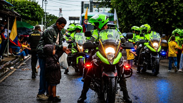 Polic&iacute;a saluda la comunidad 