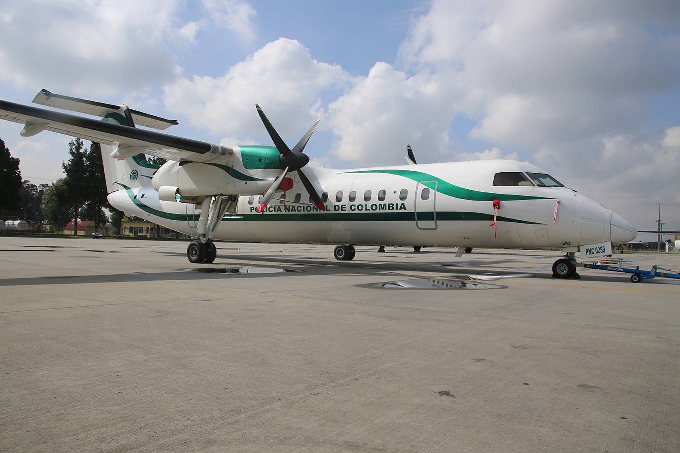 Avión DASH-8 en plataforma de la Policía