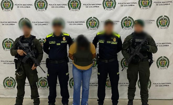 cuatro uniformados con una persona capturada por el delito  de concierto para delinquir agravado  en el municipio de Cereté córdoba 
