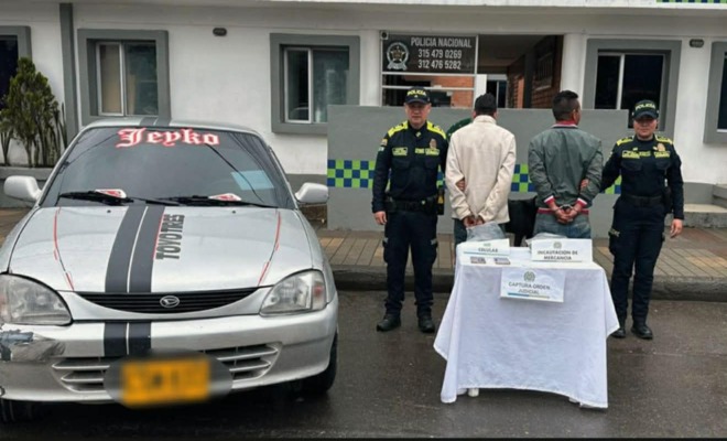 Dos policías, dos capturados un  celular y un vehículo automóvil incautado. 