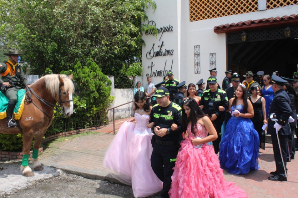 Celebración de 15 años de 20 adolescentes  Celebración de 15 años de 20 adolescentes