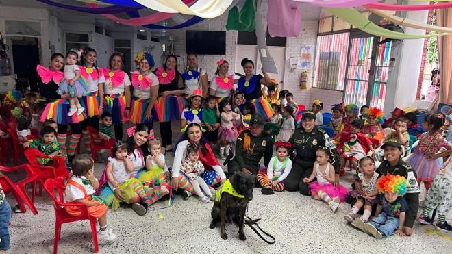 El grupo de Infancia y Adolescencia en compañía del grupo de Carabineros y Guías Caninos celebraron el día del niño