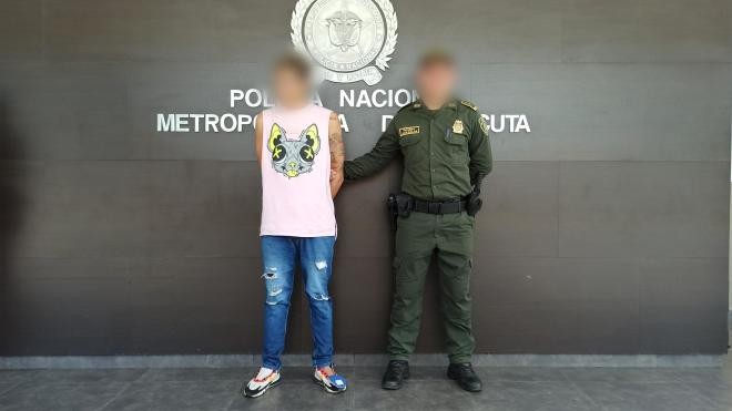 Una persona capturada-policías custodiando