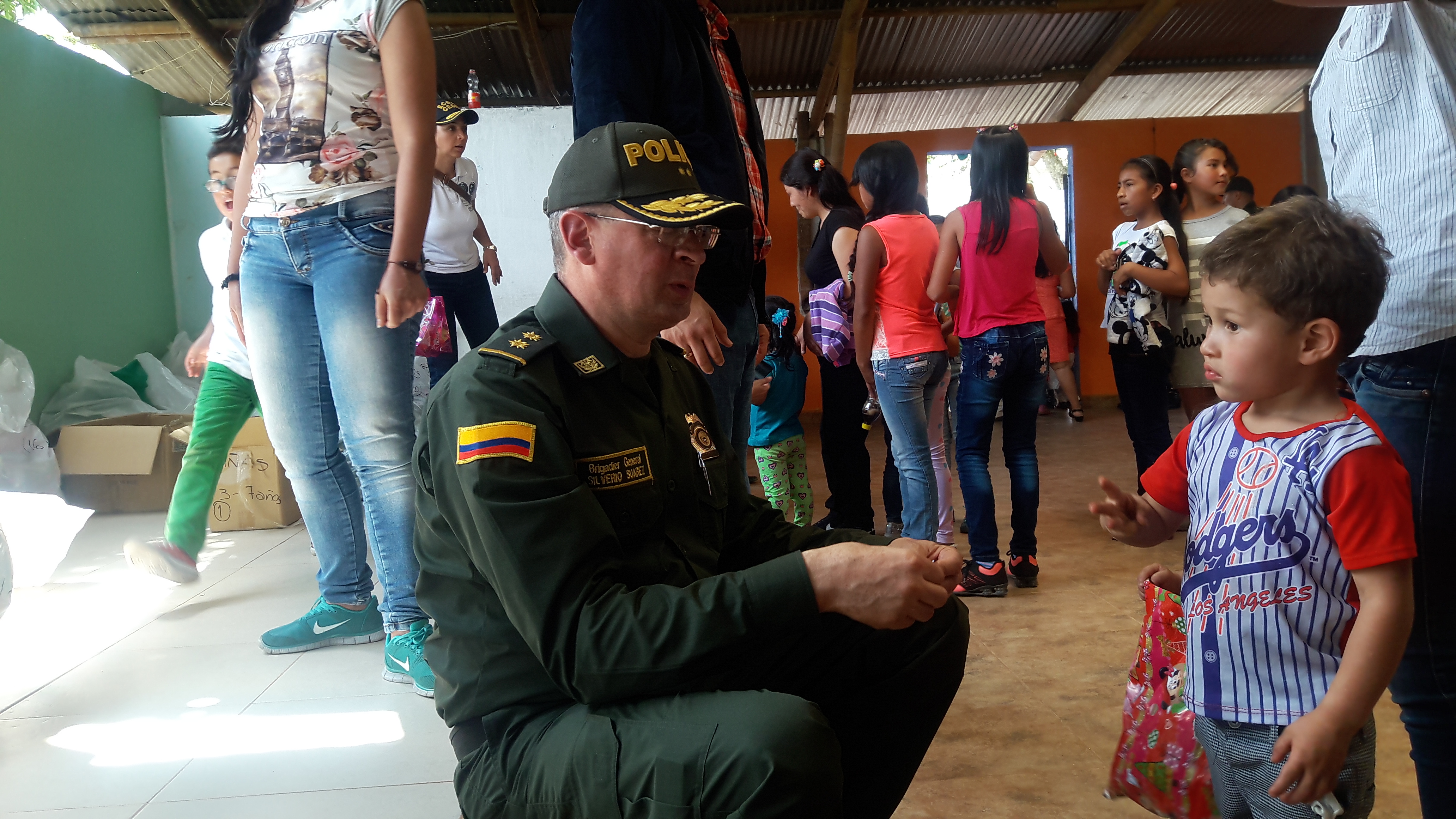 Padre (Bg) Silverio Suárez entrego regalos a los niños del municipio de Caldono Cauca.