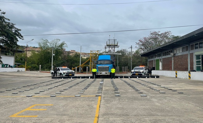 Dos polic&iacute;as, un tractocami&oacute;n, dos veh&iacute;culos institucionales y  estupefacientes incautados.