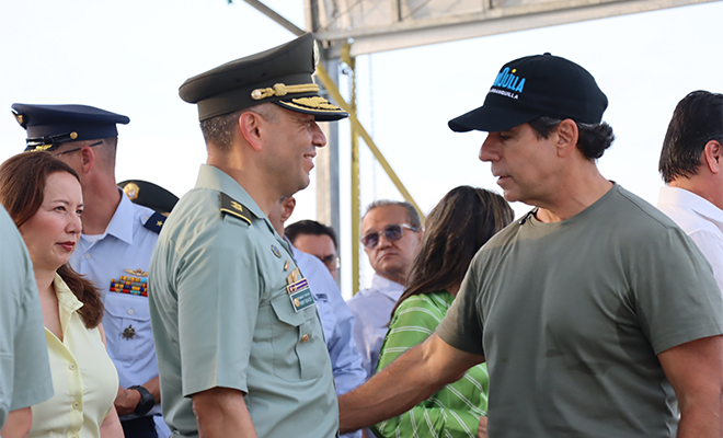 El brigadier general Herbert Luguiy Benavidez Valderrama conversa con un representante de la región durante el encuentro protocolario de autoridades en la ceremonia de transmisión de mando policial.