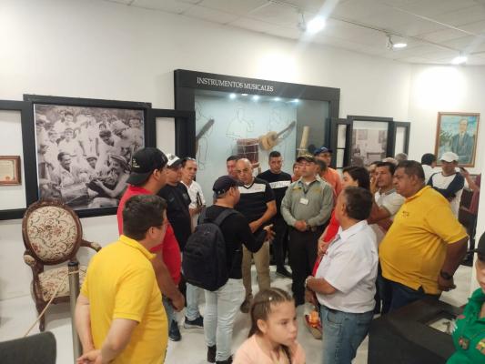 Actividad de acompañamiento a los estudiantes a visitar los museos 