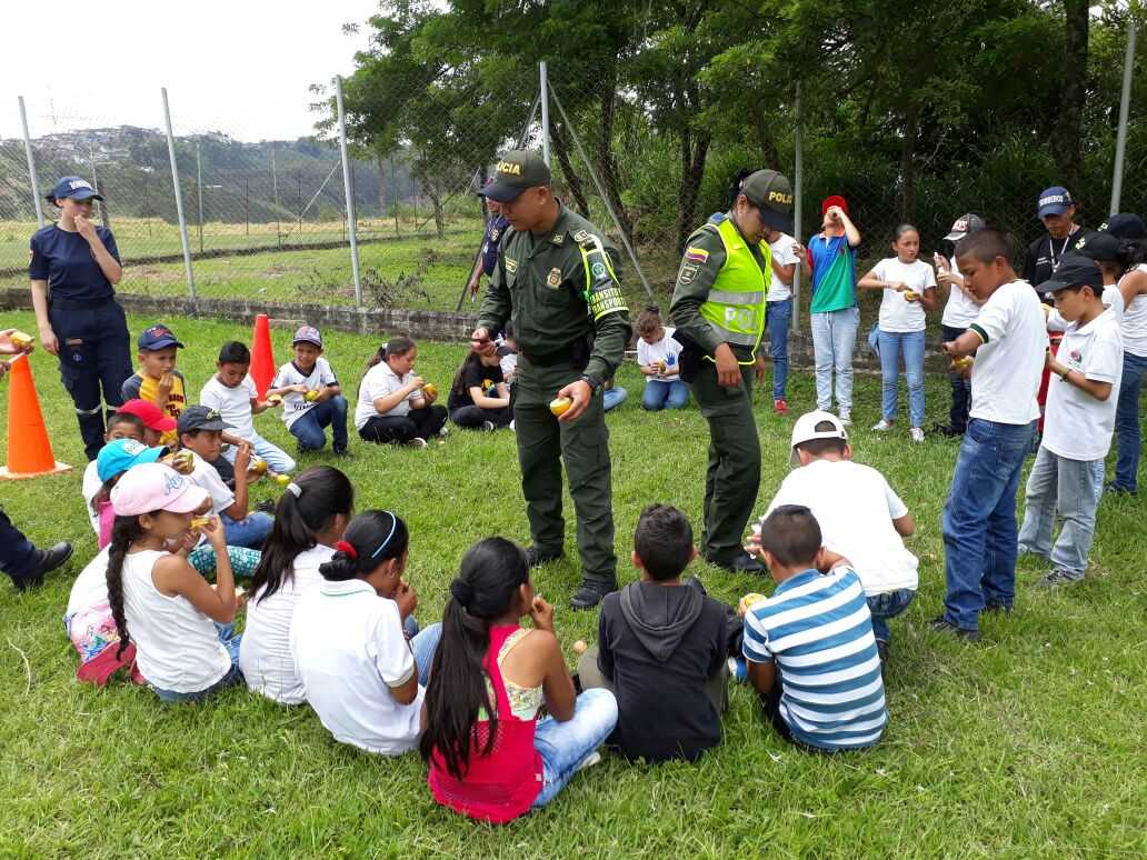 Primeros auxilios, manejo del fuego y resolución de conflictos en el hogar las temáticas impartidas. 