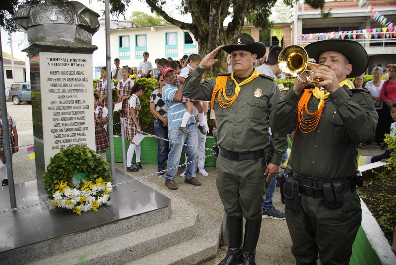 Un homenaje a los policías y pobladores que perdieron la vida en la toma del corregimiento la Arboleda hace 18 años 