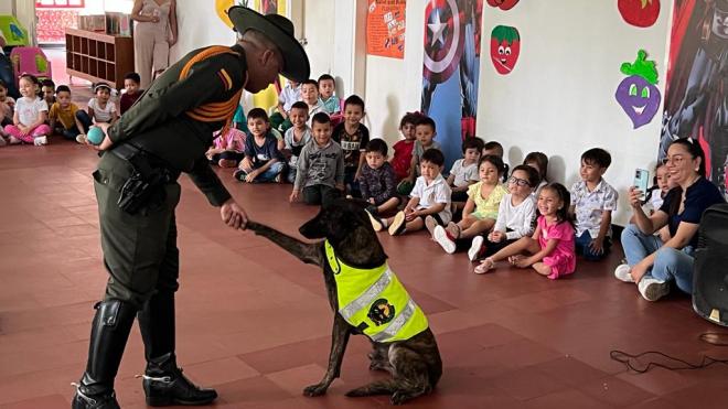 El grupo de Infancia y Adolescencia en compañía del grupo de Carabineros y Guías Caninos celebraron el día del niño