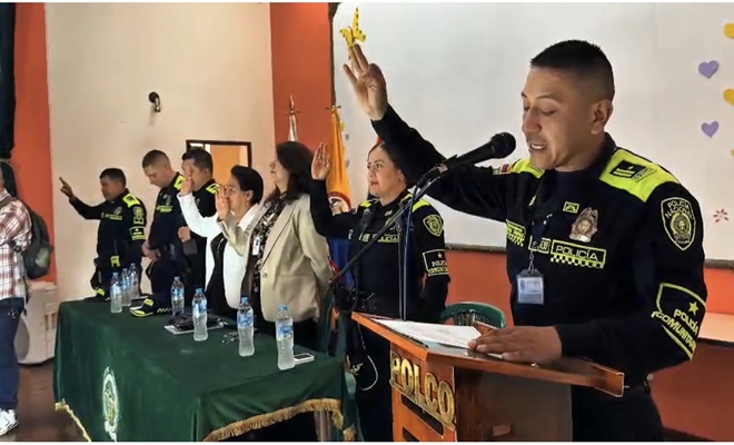 6 funcionarios entre ellos docentes, policías y profesores haciendo juramento prevención de las drogas