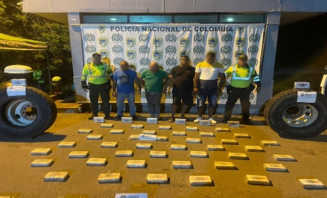 Personas capturadas-policías custodiando