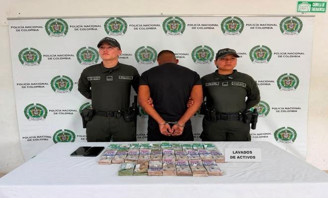 Dos polic&iacute;as capturan a un hombre por el delito de lavado de activos