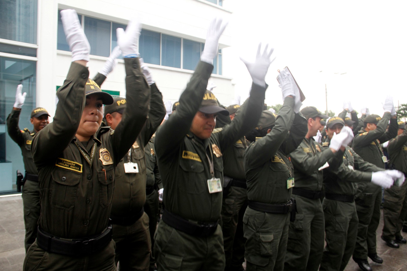Policía Nacional- alzan-manos- contra la corrupción-guantes-blancos