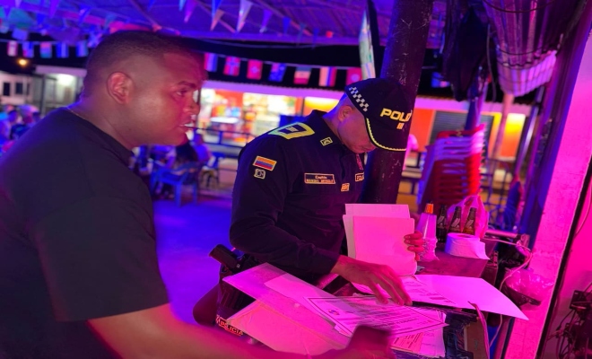un señor oficial de la policía  y un ciudadano en controles de establecimiento 
