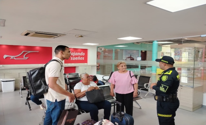 un policia realizando charla de recomendacion  a tres ciudadano 