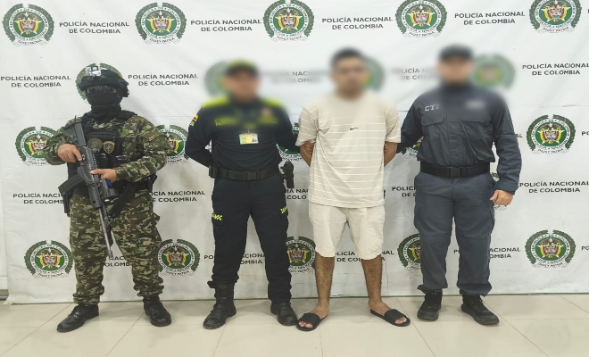 tres uniformados con una persona por hurto violento