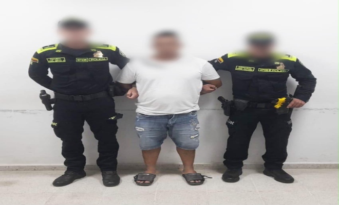 dos uniformados con una persona en calidad de capturado por el delito de receptación