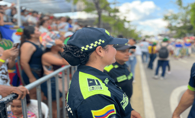 una uniformada de la policía nacional en el desfiles de comparsas 