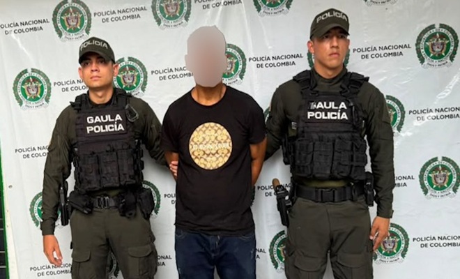 Alias Gavil&aacute;n custodiado por dos uniformados del Gaula