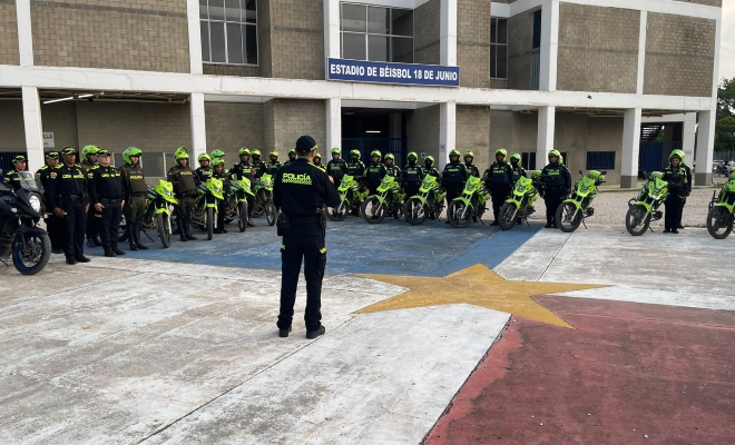 Se&ntilde;or coronel H&eacute;ctor Ruiz Arias Comandante de la polic&iacute;a metropolitana de Monter&iacute;a brindando instrucci&oacute;n al personal policial 