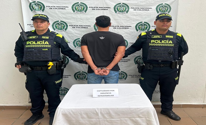 Dos Polic&iacute;as Con un Capturado 