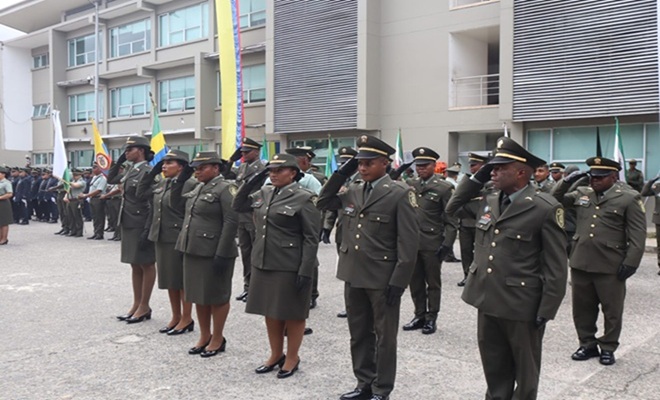 Uniformados de la Policía Nacional participan en la ceremonia de ascensos realizada en el Departamento de Policía Chocó. Los asistentes realizan el saludo protocolario durante el acto institucional en el que 58 policías chocoanos fueron promovidos a un nuevo grado.