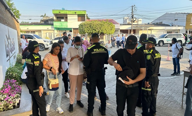 Policías realizando registro a personas 