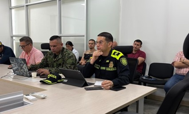 Reunión de policías y funcionarios del consejo municipal 