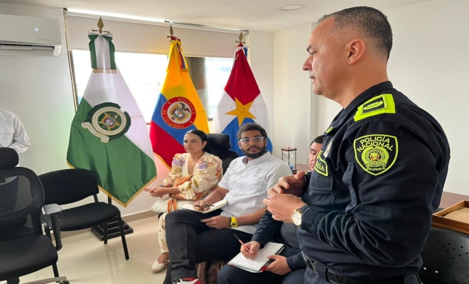 Cuatro personas en reunión sobre temas de eventos masivos en la ciudad demontería