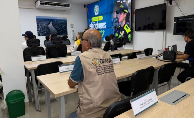 cinco personas en un auditorio  sobre la activación del  puesto de mando unificado 