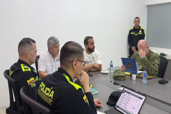 Grupo de autoridades político-administrativas en Reunión extraordinaria sobre la feria