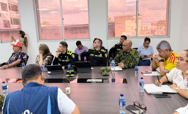 cuatro uniformados con varios integrantes de la alcaldía personería gobernación en una reunión   