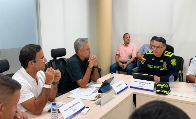 un señor oficial de la policía nacional junto al señor alcalde que está con camisa  blanca y tres funcionarios de la alcaldía  municipal de Montería 