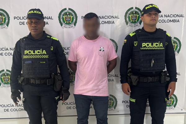 El ciudadano presentaba orden judicial activa y se encontraba fuera del lugar determinado por el juez para cumplir la medida.