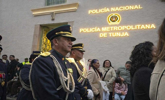 Comandante Policía frente a las instalaciones de la Metropolitana