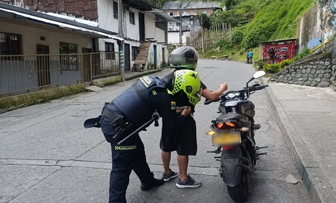 Un polic&iacute;a realizando un registro a un ciudadano 