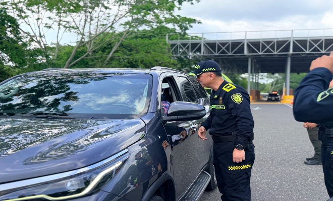 Un policia saludando a un ciudadano en un carro 
