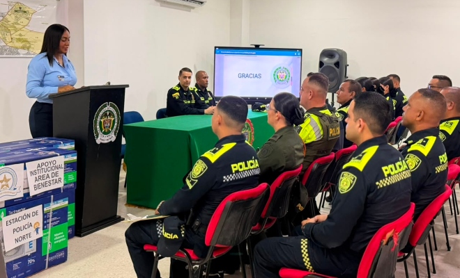 Representante de AOS frente a un grupo de funcionarios policiales 