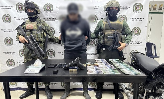 Durante operativo en morales, se muestran un capturado, con elementos incautados, una pistola, munición, dinero en efectivo, dos celulares, 20 gramos de base de coca, y una motocicleta