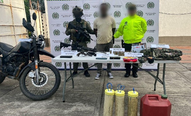 capturado se le incauto un fusil M4, un revólver, munición de diferentes calibres, cordón detonante, siete kilogramos de explosivos a base de ANFO, así como uniformes y prendas de uso privativo de las fuerzas militares
