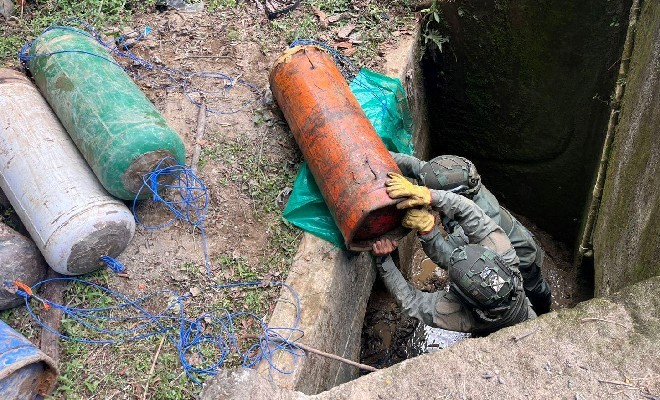 Técnicos de Explosivos realizando la desactivación de artefactos sobre la vía panamericana