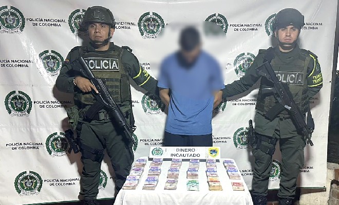 Dos policías de La Seccional de Tránsito y Transporte del Departamento de Policía Cauca, incautó $74.000.000 los cuales presuntamente podrían ser utilizados para financiar actividades ilícitas
