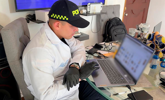 Perito de Policía realiza verificación de la evidencia encontrada.