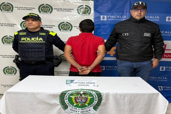 Policia e integrante de la Fiscalia custodian persona capturada 