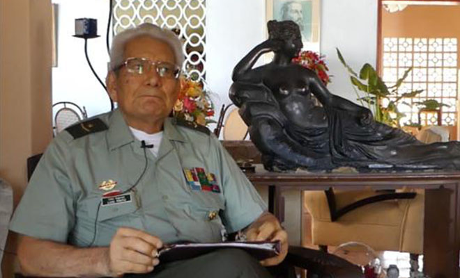 Cabo Segundo Luis Eduardo Pinto Fuentes sentado con un libro